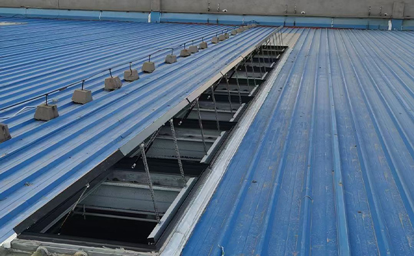 某城市大型商业综合体中庭泽库排烟窗工程